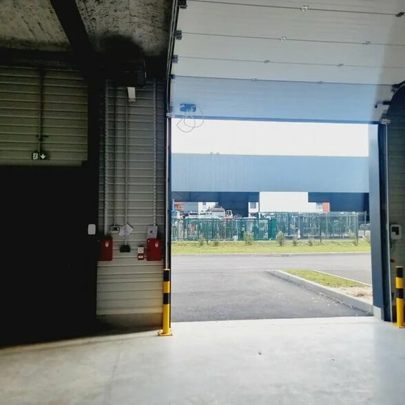 Light Industrial in Lieusaint to rent - Interior Photo - Image 2 of 5