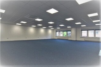 Oaklands Park, Wokingham to rent Interior Photo- Image 2 of 2