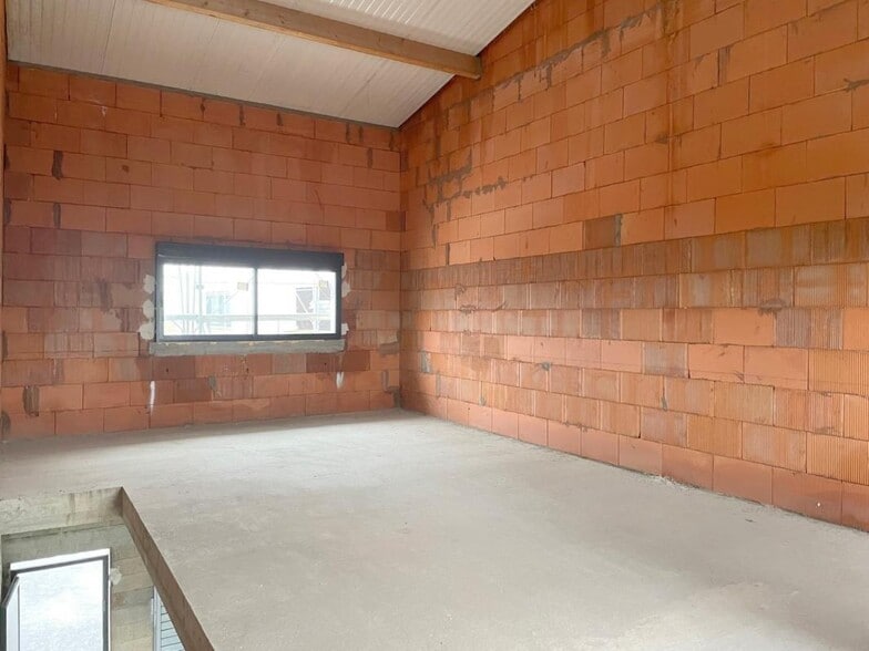 Retail in Cormeilles-en-Parisis to rent - Interior Photo - Image 3 of 4