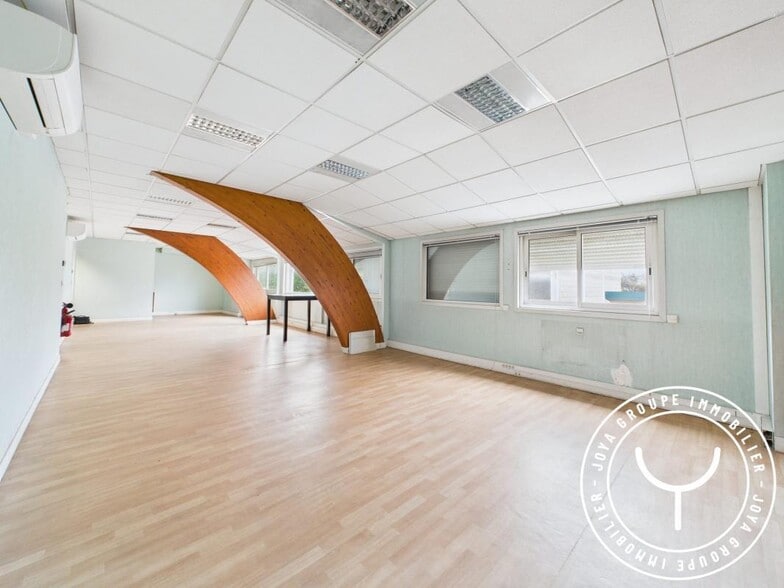 Light Industrial in Wissous to rent - Interior Photo - Image 2 of 7