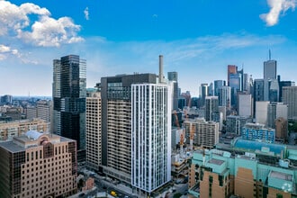 700 Bay St, Toronto, ON - AERIAL  map view
