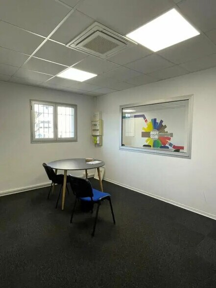 Office in Cenon to rent - Interior Photo - Image 2 of 12