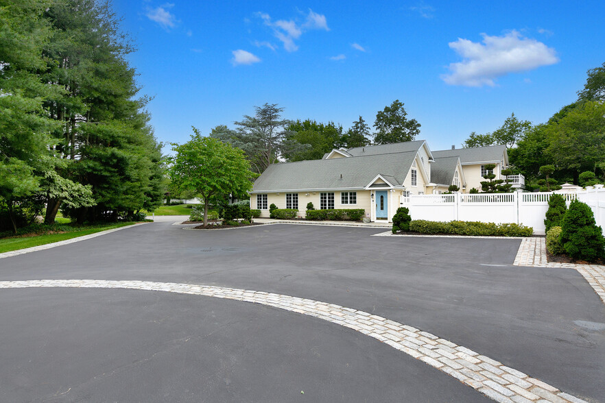 126 Gnarled Hollow Rd, Setauket, NY for sale - Primary Photo - Image 1 of 6