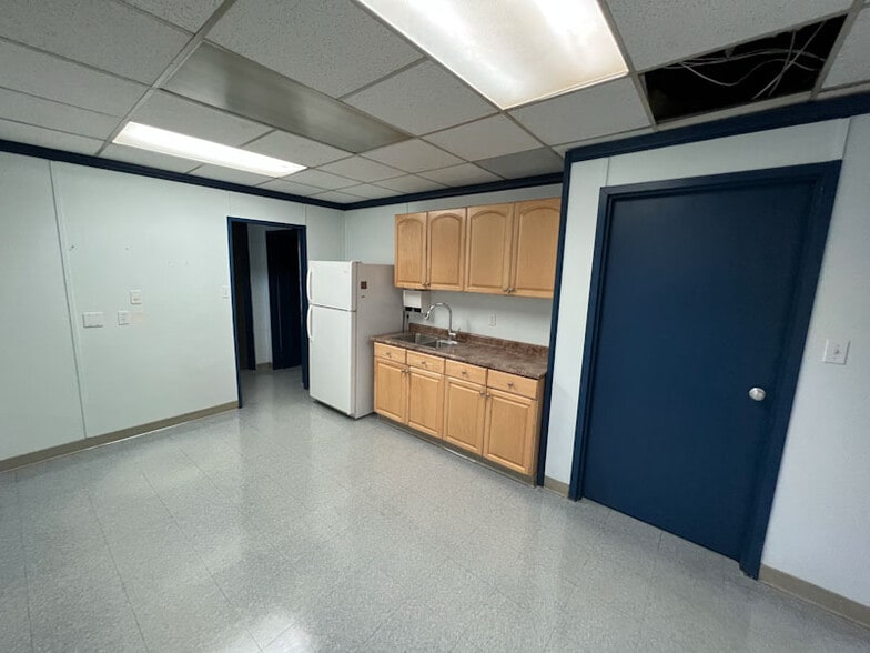 5809 98 St, Edmonton, AB to rent - Interior Photo - Image 2 of 9