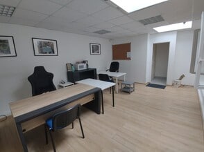 Light Industrial in Villeneuve-le-Roi to rent Interior Photo- Image 2 of 4