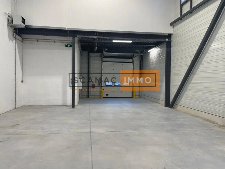 Industrial in Pontoise to rent - Building Photo - Image 2 of 8