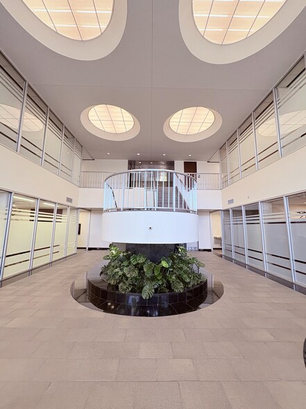 13100 Northwest Fwy, Houston, TX to rent - Building Photo - Image 3 of 14