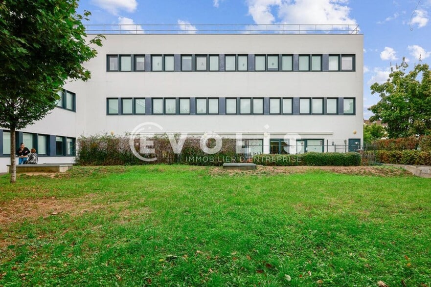 Office in Bondy to rent - Building Photo - Image 3 of 13