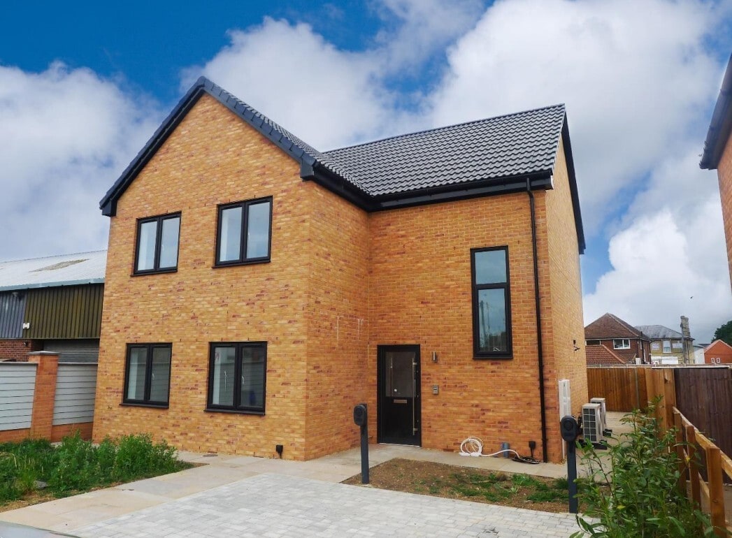 1 Collar Close, Shefford to rent Building Photo- Image 1 of 3