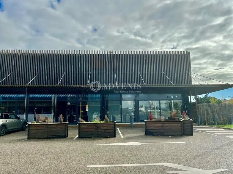 Retail in Saint-Bonnet-de-Mure to rent - Building Photo - Image 1 of 5