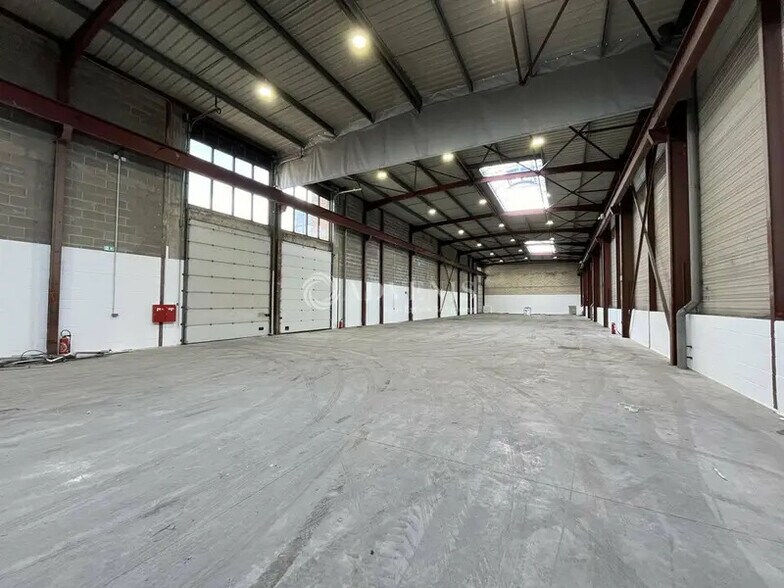 Light Industrial in Le Thillay to rent - Building Photo - Image 1 of 10