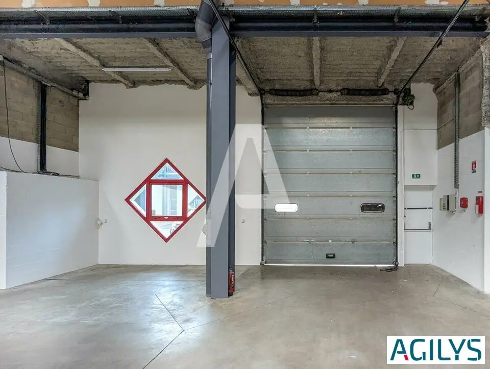 Light Industrial in Élancourt to rent Interior Photo- Image 1 of 10