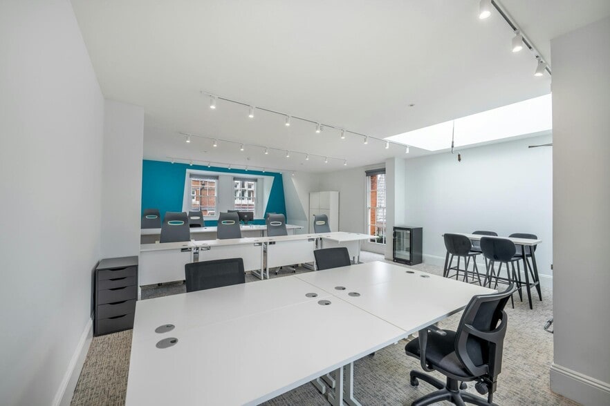 22 Gilbert St, London to rent - Interior Photo - Image 2 of 22