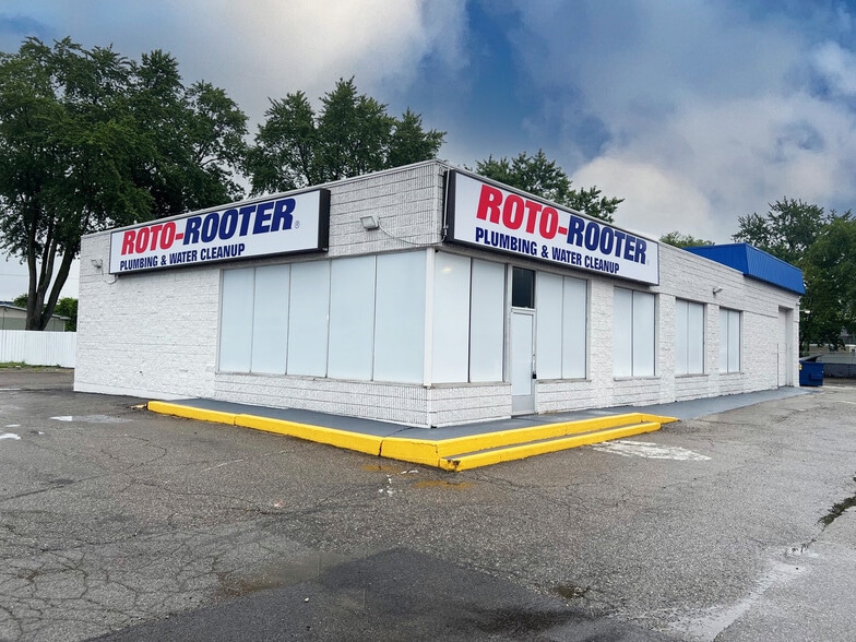 2215 S Dort Hwy, Flint, MI for rent - Building Photo - Image 1 of 5