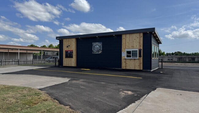 More details for 7924 NW 23rd St, Bethany, OK - Retail for Sale