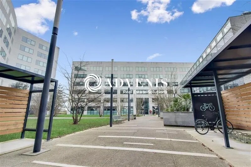 Office in Noisy-le-Grand to rent Building Photo- Image 1 of 11