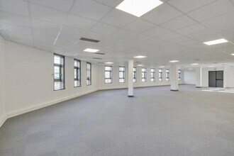 8 Rue Eugène Et Armand Peugeot, Rueil-Malmaison to rent Interior Photo- Image 2 of 5