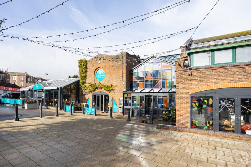 Station Para, Eastbourne to rent - Building Photo - Image 2 of 2