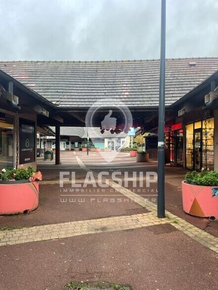 Retail in Marolles-en-Brie for sale - Building Photo - Image 2 of 2