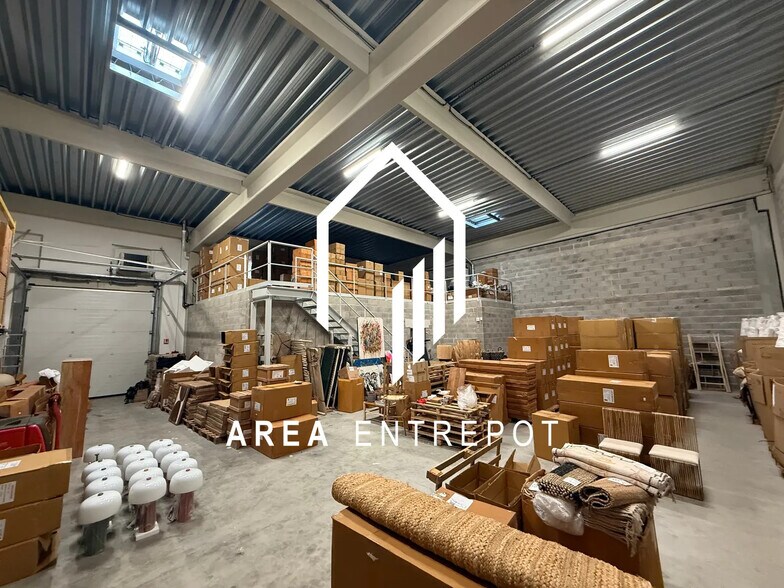 Light Industrial in Aix-en-Provence to rent - Building Photo - Image 3 of 7