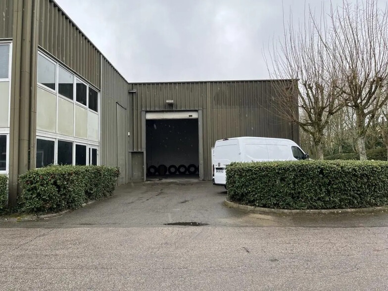 1-3 Avenue Jean Pierre Timbaud, Trappes to rent - Building Photo - Image 3 of 8