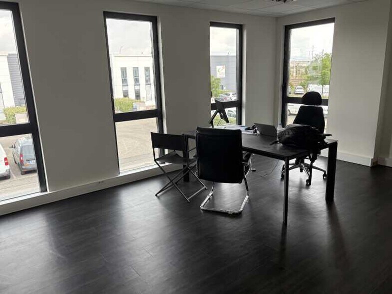 Light Industrial in Vénissieux to rent - Interior Photo - Image 2 of 7