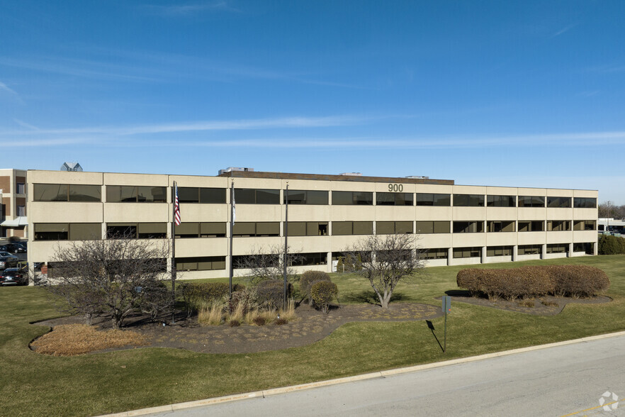 900 Commerce Dr, Oak Brook, IL for rent - Building Photo - Image 1 of 7