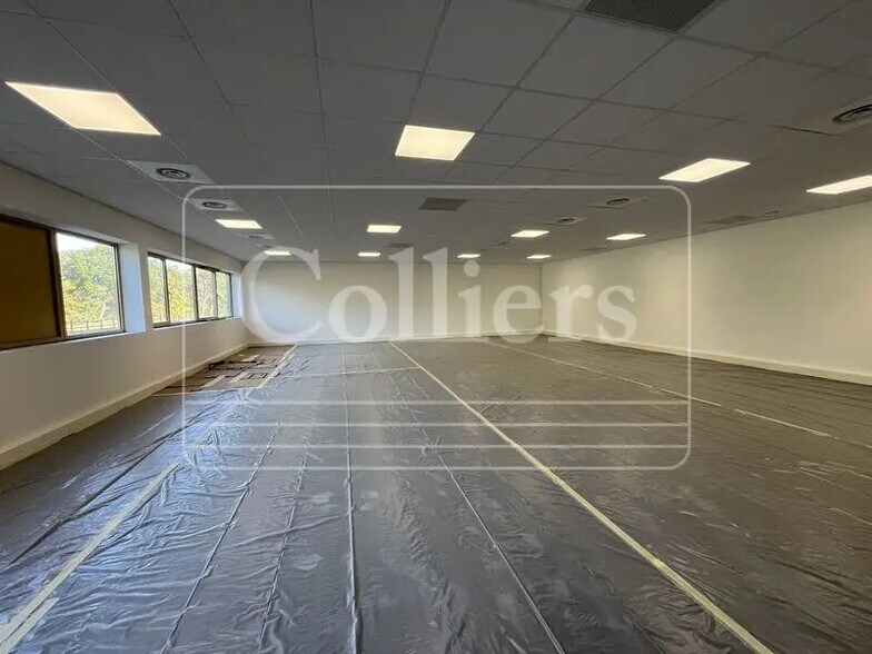 Office in Rousset to rent - Building Photo - Image 2 of 8