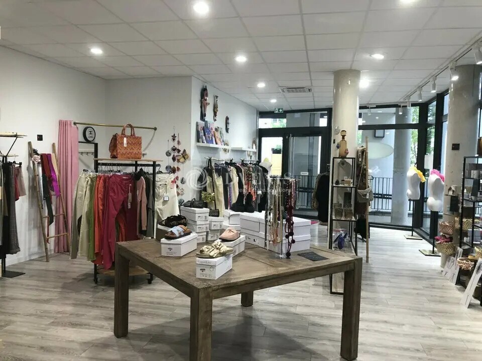 Retail in Genas to rent Interior Photo- Image 1 of 2