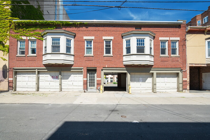 Beautiful office and Carriage duplex portfolio of 2 properties for sale on LoopNet.co.uk - Building Photo - Image 2 of 14