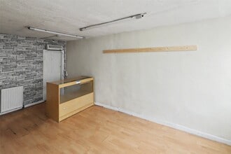 140 East St, South Molton to rent Interior Photo- Image 2 of 2