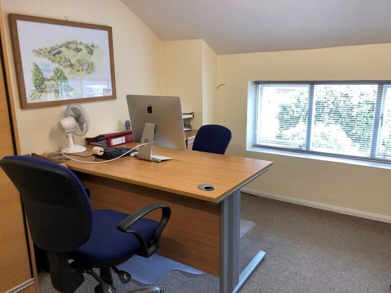 117 High St, Berkhamsted to rent - Building Photo - Image 2 of 3