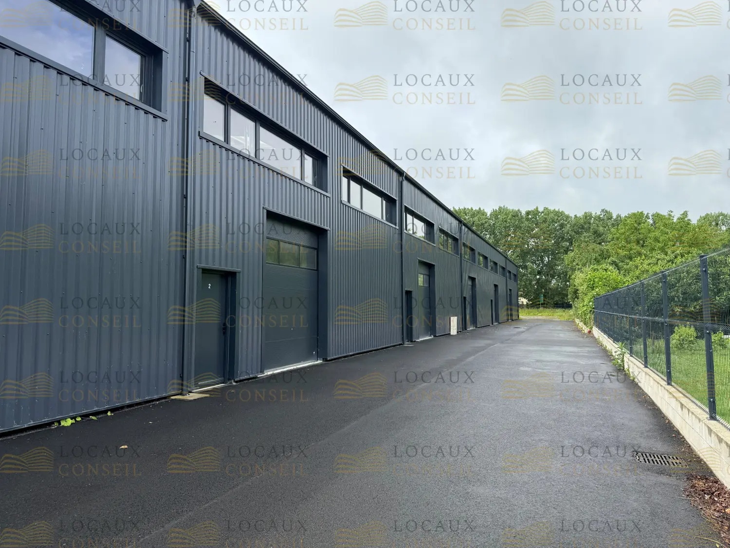 Light Industrial in Bernes-sur-Oise to rent Building Photo- Image 1 of 12