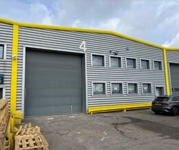 Cody Rd, London to rent Interior Photo- Image 1 of 6