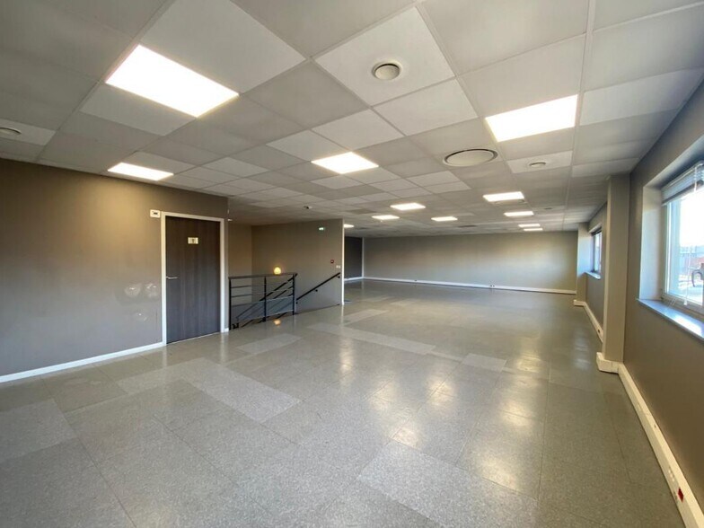 Light Industrial in Saint-Priest to rent - Interior Photo - Image 3 of 4