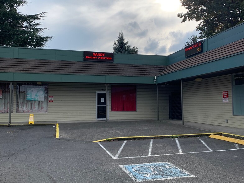 13810-13900 NE Sandy Blvd, Portland, OR for rent - Building Photo - Image 1 of 3