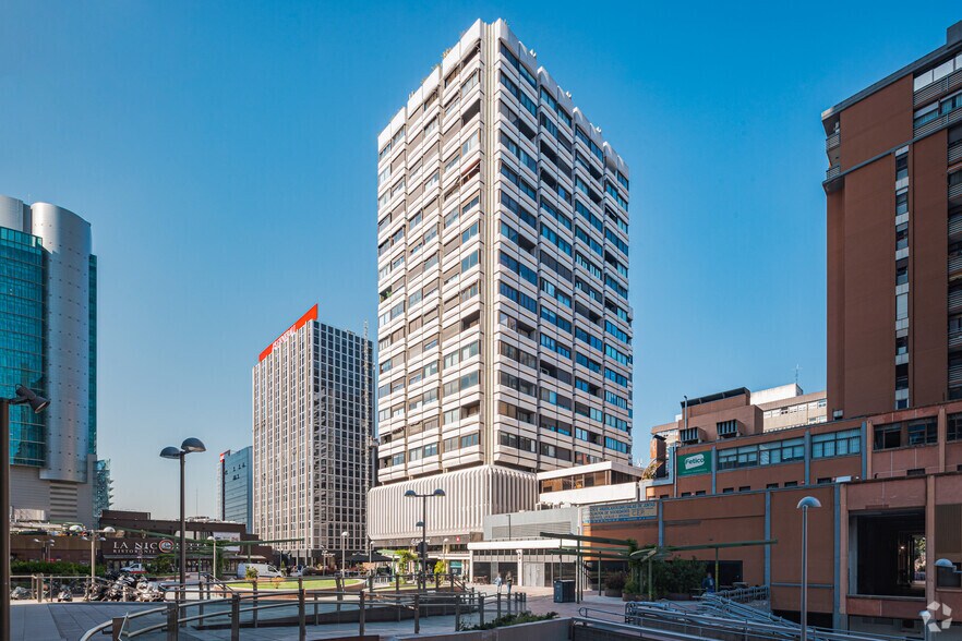 Calle de Orense, 6, Madrid, Madrid to rent - Building Photo - Image 1 of 2