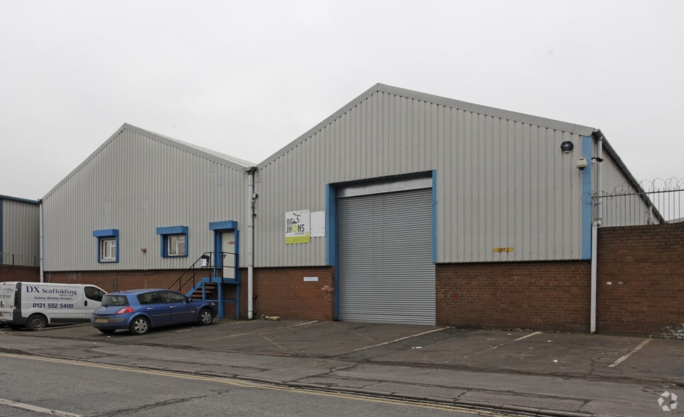 Sams Ln, West Bromwich to rent - Primary Photo - Image 1 of 6