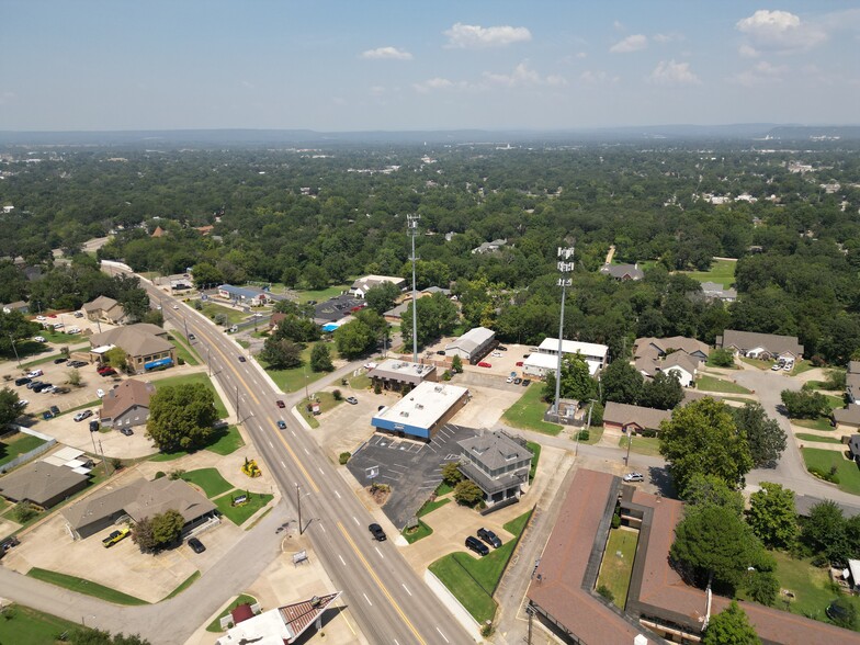 3917 Rogers Ave, Fort Smith, AR for rent - Building Photo - Image 3 of 10