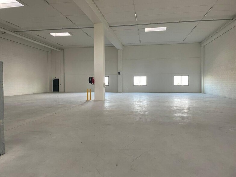 Industrial in Bondy to rent - Interior Photo - Image 2 of 8
