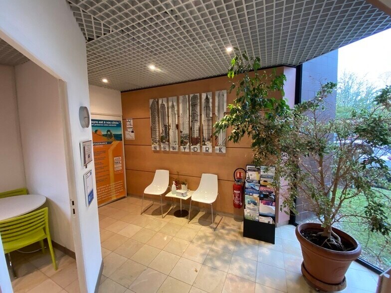 Office in Montigny-le-Bretonneux for sale - Lobby - Image 3 of 4