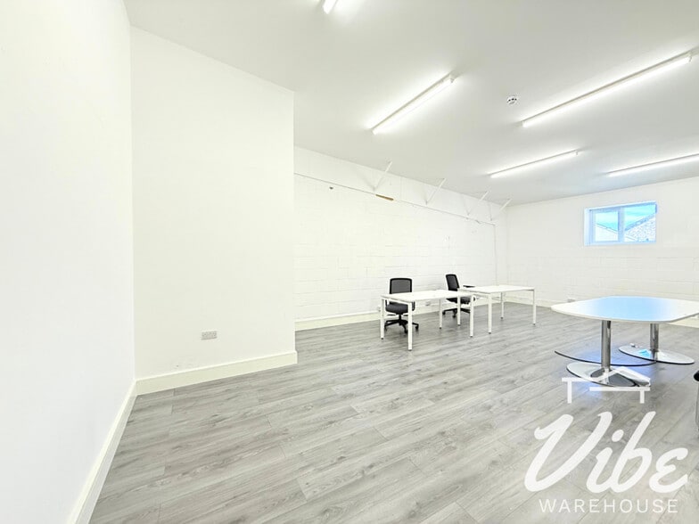 Grosvenor Way, London to rent - Building Photo - Image 3 of 5