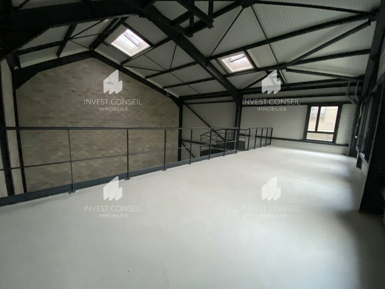 Light Industrial in Groslay to rent - Interior Photo - Image 3 of 9