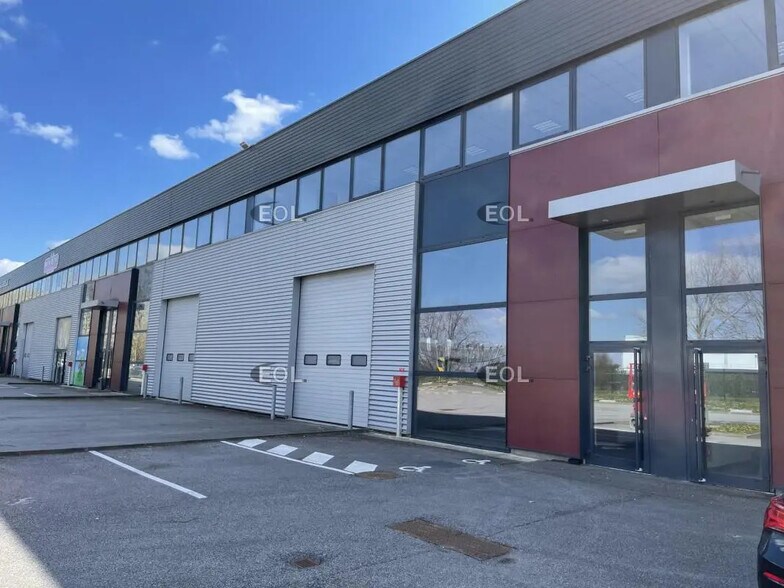 Industrial in Élancourt to rent - Building Photo - Image 1 of 4