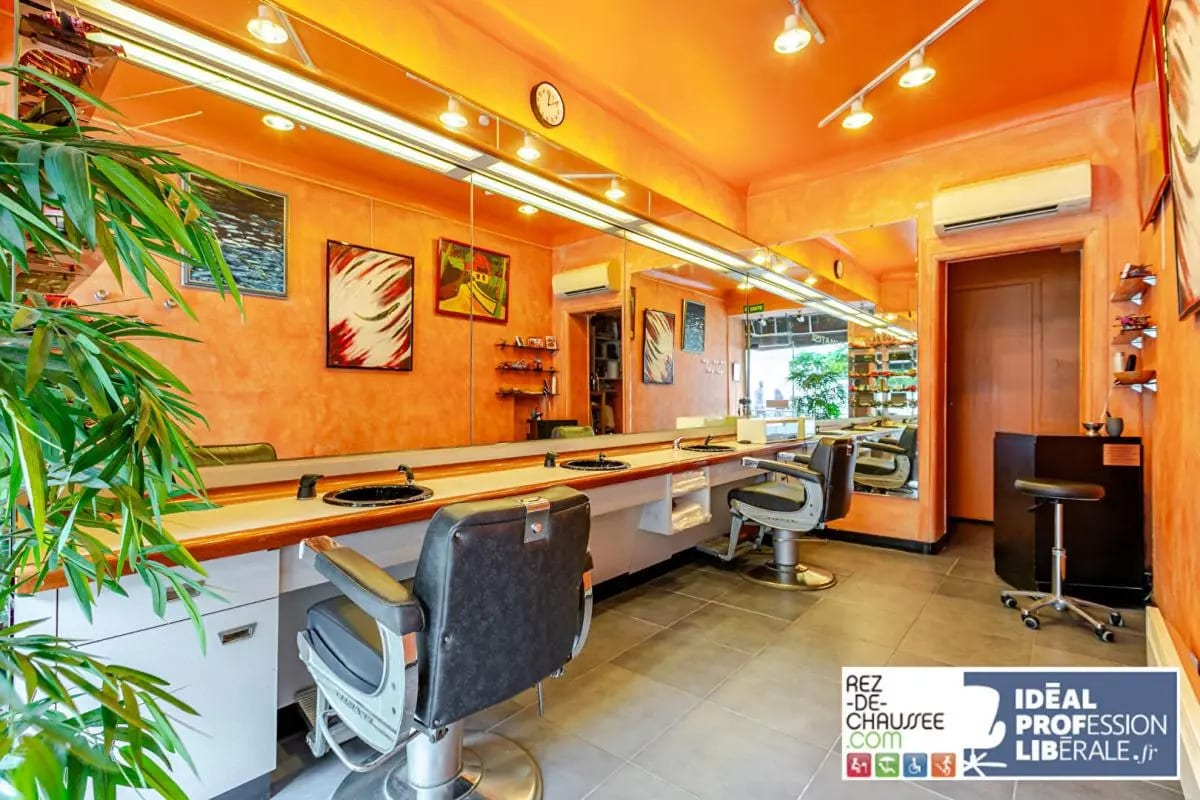 Retail in Paris for sale Interior Photo- Image 1 of 13