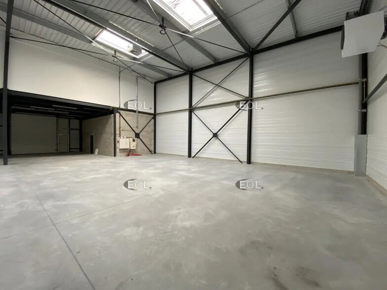 Light Industrial in Marignane for sale - Building Photo - Image 2 of 7