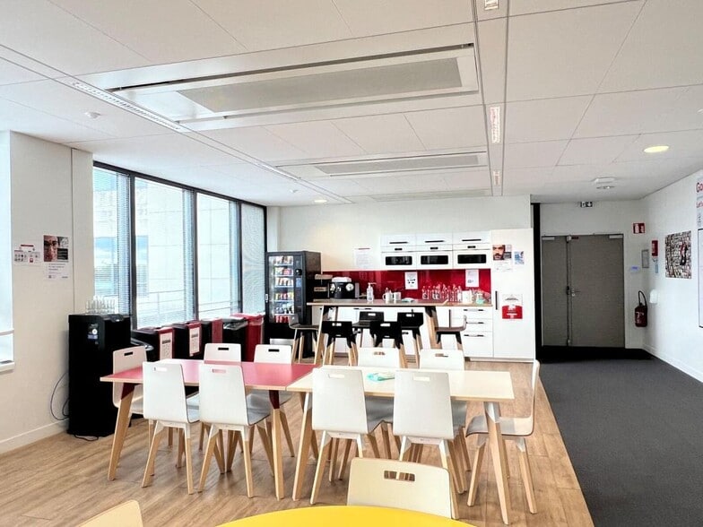 Office in Rungis to rent - Building Photo - Image 2 of 13
