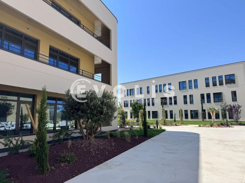 Office in Genas to rent - Building Photo - Image 3 of 22