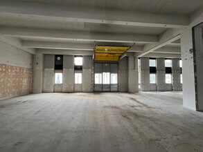 Light Industrial in Rungis to rent Interior Photo- Image 2 of 2