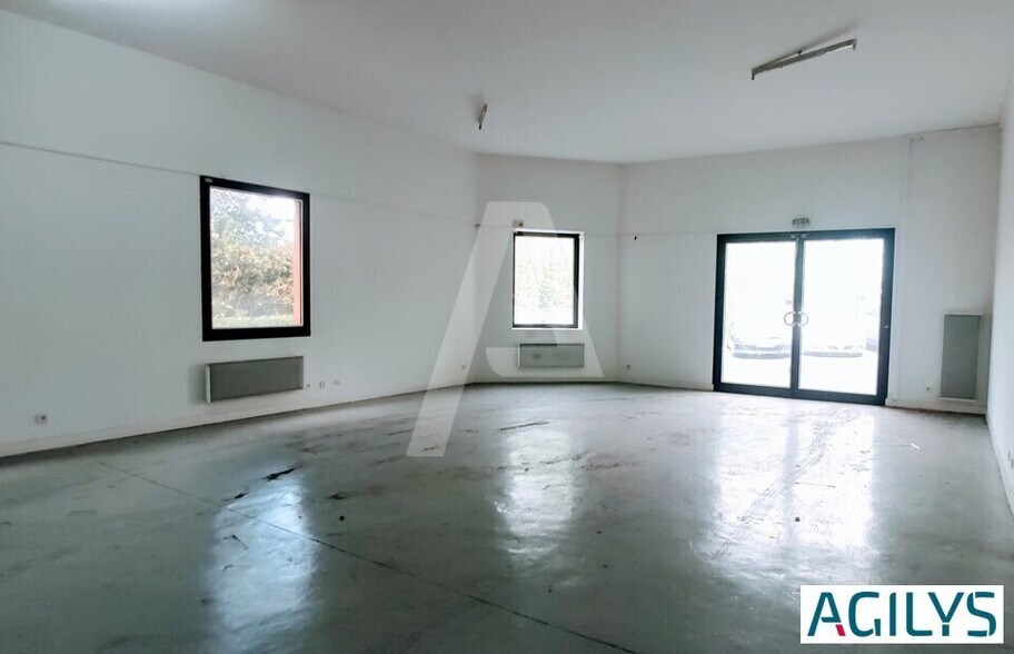 68 Rue Maryse Bastié, Igny to rent - Interior Photo - Image 2 of 4